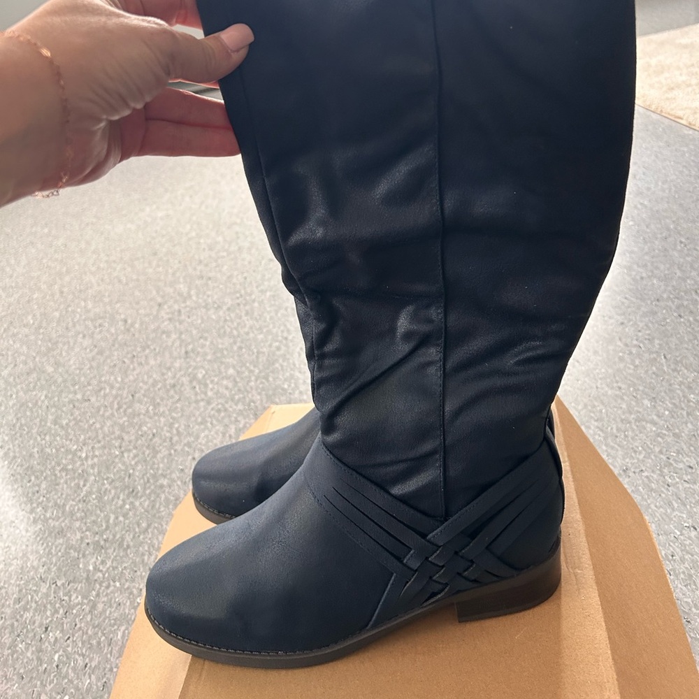 Journee Collection Meg Navy Boots. Size 11. Nice detail.
